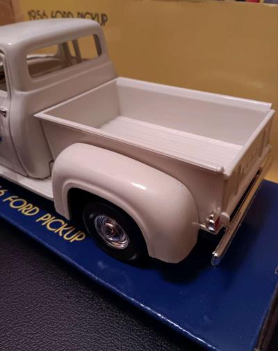 Motormax 1956 Ford Pickup In Box 124 Scale Diecast Model Car - Thumbnail 5
