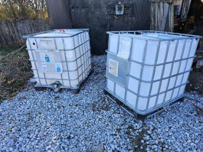 2 plastic tags and metal cages 30 dollars for both - Elwood, Indiana