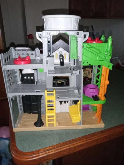 Batman toy castle with one tiny Batman figurine - Thumbnail 4