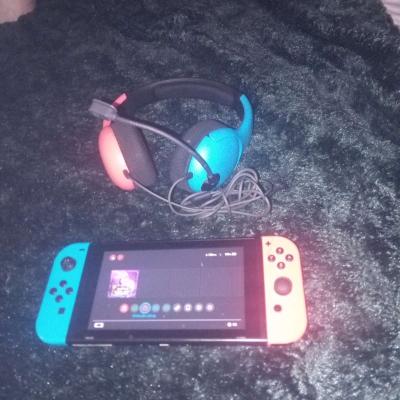 Nintendo switch with headphone - Lakewood, Washington