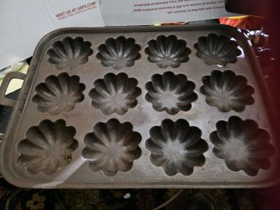 Heavy cast iron muffin pan - Thumbnail 2