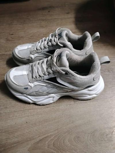 Slightly worn womens Reebok sneakers size 5 - Thumbnail 3