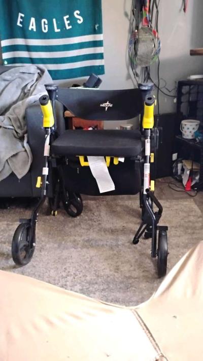 medline stand up an sit down Walker - Thumbnail 5