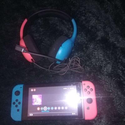 Nintendo switch with headphone - Thumbnail 5