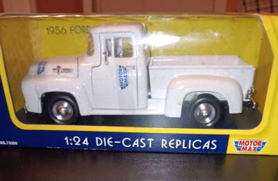 Motormax 1956 Ford Pickup In Box 124 Scale Diecast Model Car - Thumbnail 2