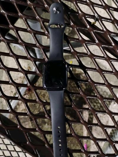 Series 8 Apple Watch with Universal Apple Charger included - Thumbnail 3