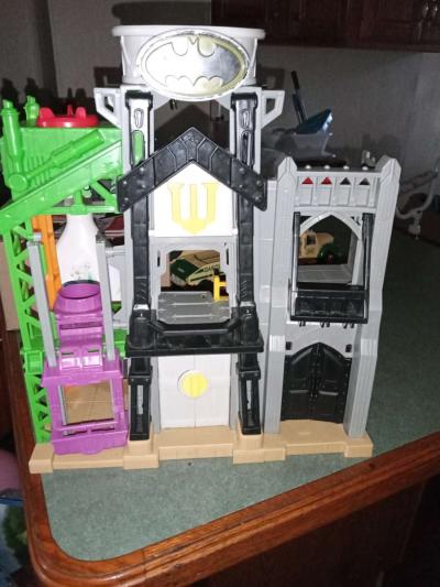 Batman toy castle with one tiny Batman figurine - Thumbnail 3