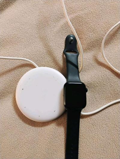 Series 8 Apple Watch with Universal Apple Charger included - Thumbnail 2
