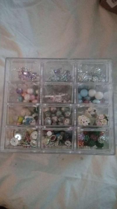 fancy bead In storage unit - Huntersville, North Carolina