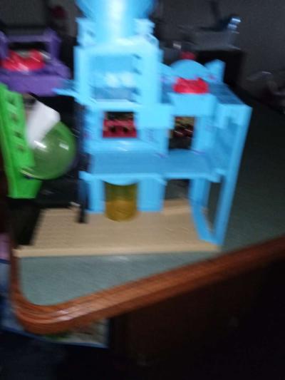 Batman toy castle with one tiny Batman figurine - Thumbnail 2