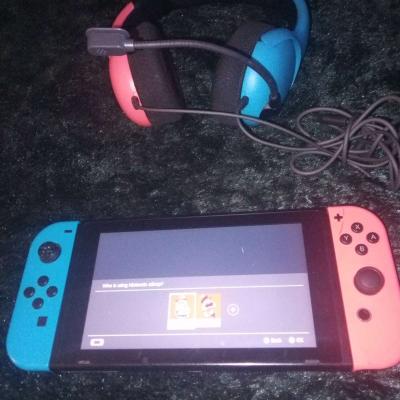 Nintendo switch with headphone - Thumbnail 2