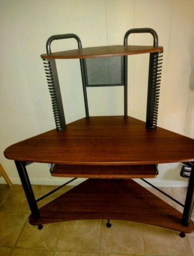 Computer desk - Thumbnail 1