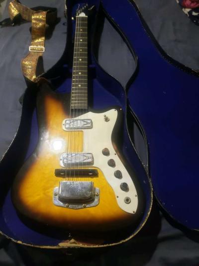 Silvertone Bobcat Guitar with Case by Holiday and Harmon - Thumbnail 2