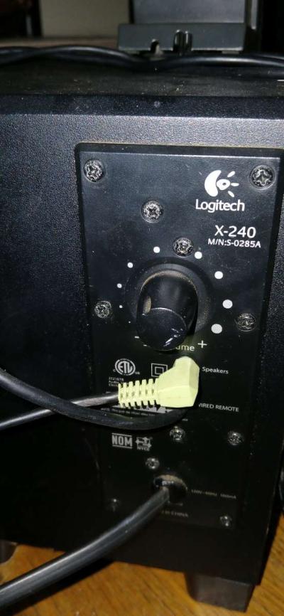 Logitech speakers and subwofer set - Thumbnail 3