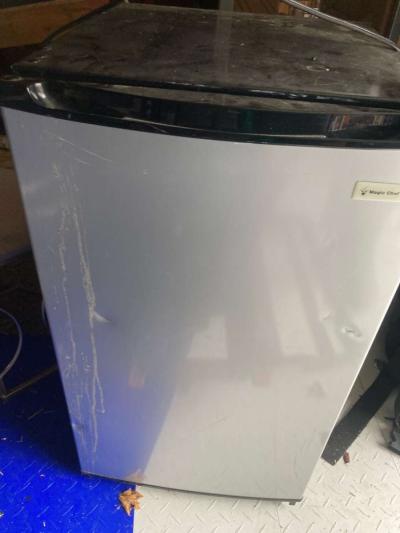 Mini Fridge - Thumbnail 2