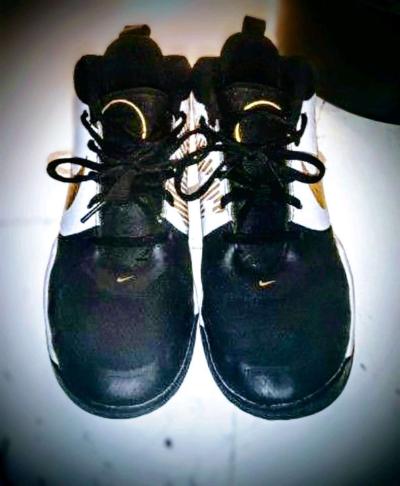 kids 6 and half size Nike shoes - Thumbnail 2