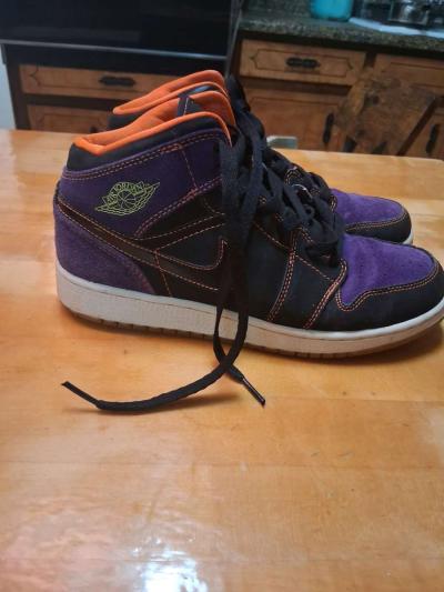 ladies biker jacket and womans jordans - Thumbnail 5