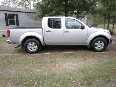 2005 Nissan 4 door crew cab pick up truck V6 - Thumbnail 3