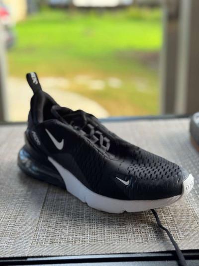 sneakers - Thumbnail 2