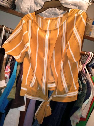 FAIRLY Worn Smaller Womens Cloths - Thumbnail 4