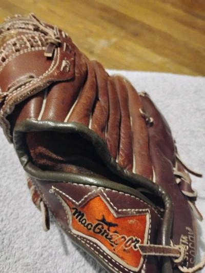 Mac Gregor right hand glove mvp - Dayton, Ohio