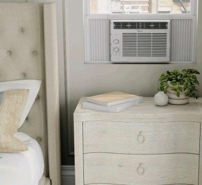 Airon Conditioner Unit in Window - Thumbnail 6