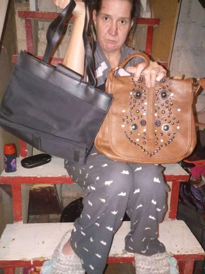 all purses 5dollars good shape and brand new - Thumbnail 4