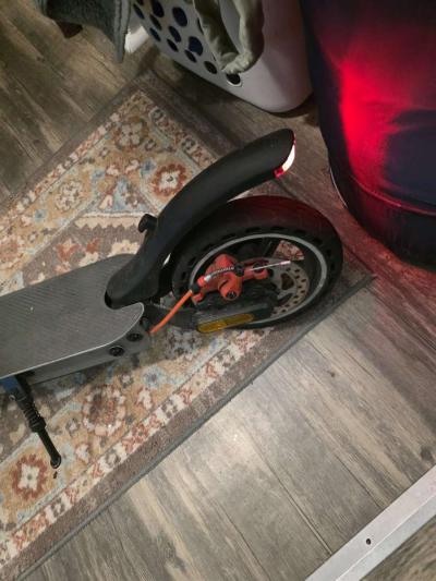 5th wheel E scooter hardly used - Thumbnail 3