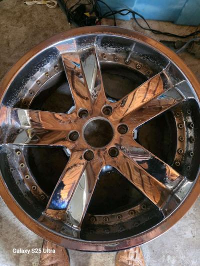 20 in chrome rims 1 of them is a little scraped but working - Thumbnail 2