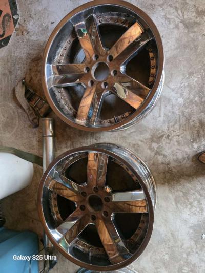 20 in chrome rims 1 of them is a little scraped but working - San Angelo, Texas