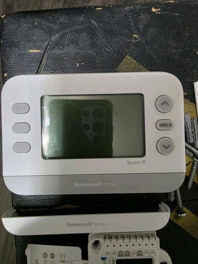 Honeywell Home X2S Smart Thermostat - Thumbnail 2