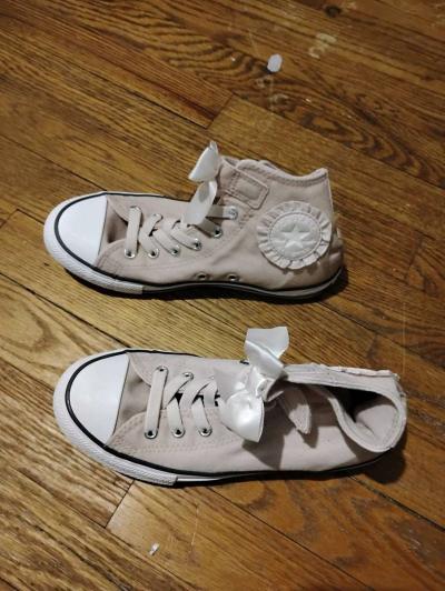 pink converse Chuck Taylor with a bow tie - Thumbnail 2