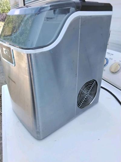 ICE MAKER - League City, Texas