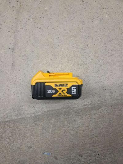 dewalt 5ah battery and charger - Thumbnail 6