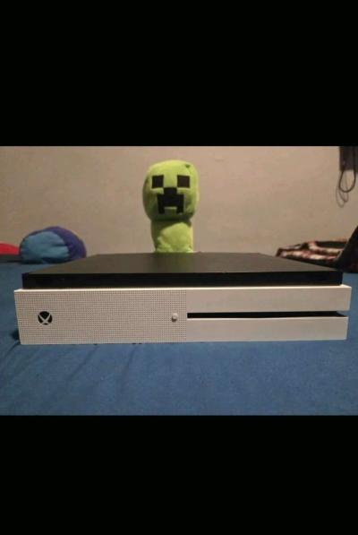 Xbox One S - Thumbnail 4