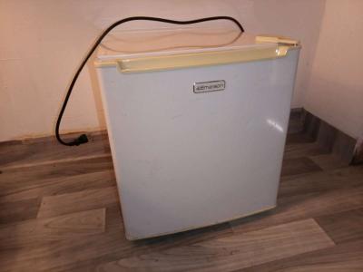 175 in 16 cu ft Mini Refrigerator in White ENERGY STAR - Thumbnail 3