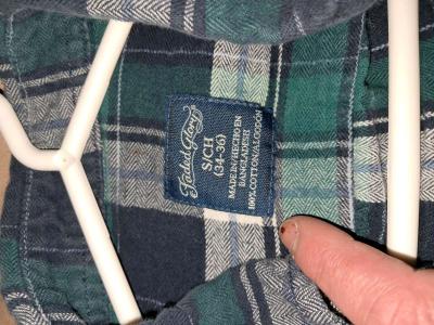 Ladies green flannel button up long sleeve shirt - Thumbnail 2