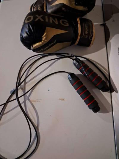 boxing bag and gloves - Thumbnail 5