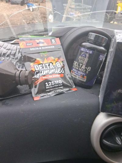 Vapes and gummies 5 a piece or per bag - Thumbnail 4