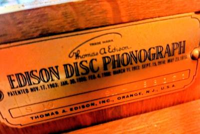 a1916Thomas Edison disc phonograph with 35 records that come - Thumbnail 3