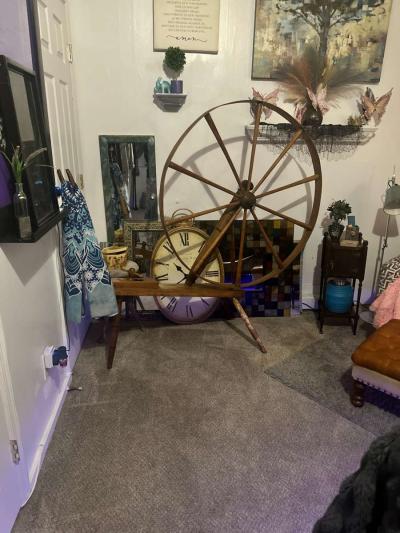 antique 43 inch great spinning wheel - Thumbnail 2