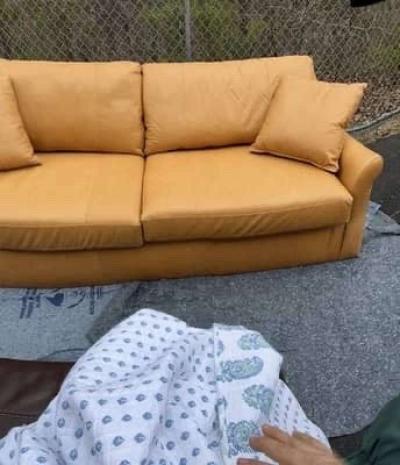 Beautiful Bowery leather sofa - Thumbnail 6