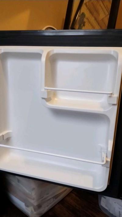 black and Decker mini fridge - Thumbnail 3