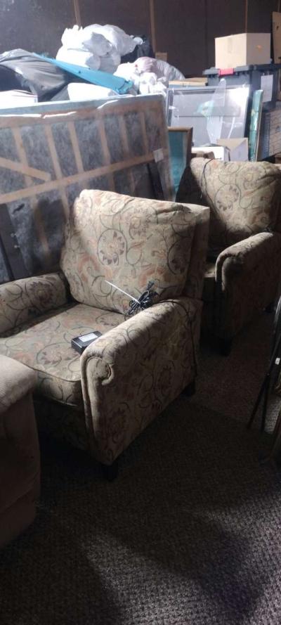 2 electric recliners - Thumbnail 3