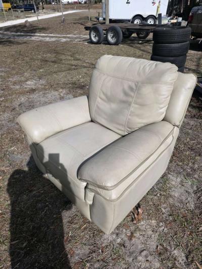 Cindy Crawford leather lounge chair - Thumbnail 2