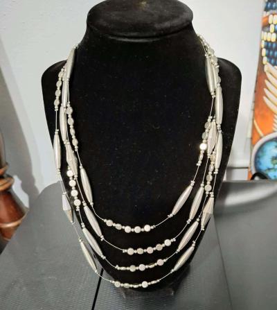 A vantage necklace for women