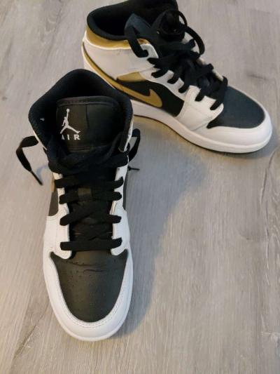Air Jordan 1 Mid GS Black White and Gold size 5 - Thumbnail 5