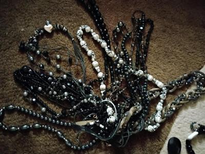 lot of blk and white necklaces - Thumbnail 2