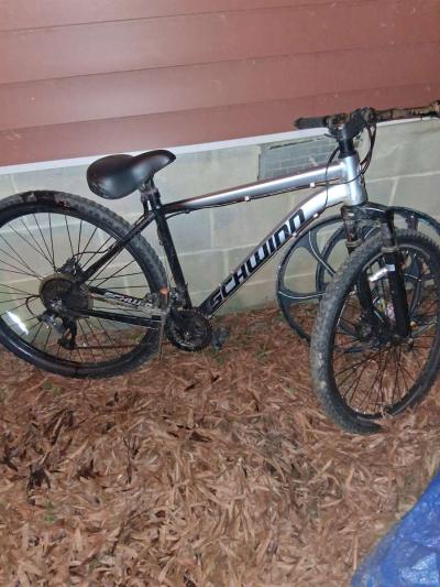 schwinn 28in tires - Thumbnail 2