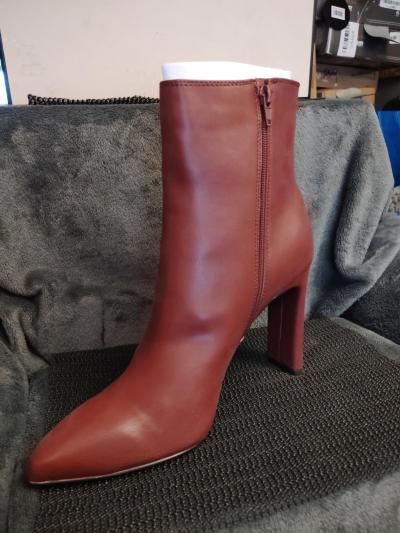 BCBGeneration Women's Kalia Fashion Boot, Burgundy,9.5 - Thumbnail 5